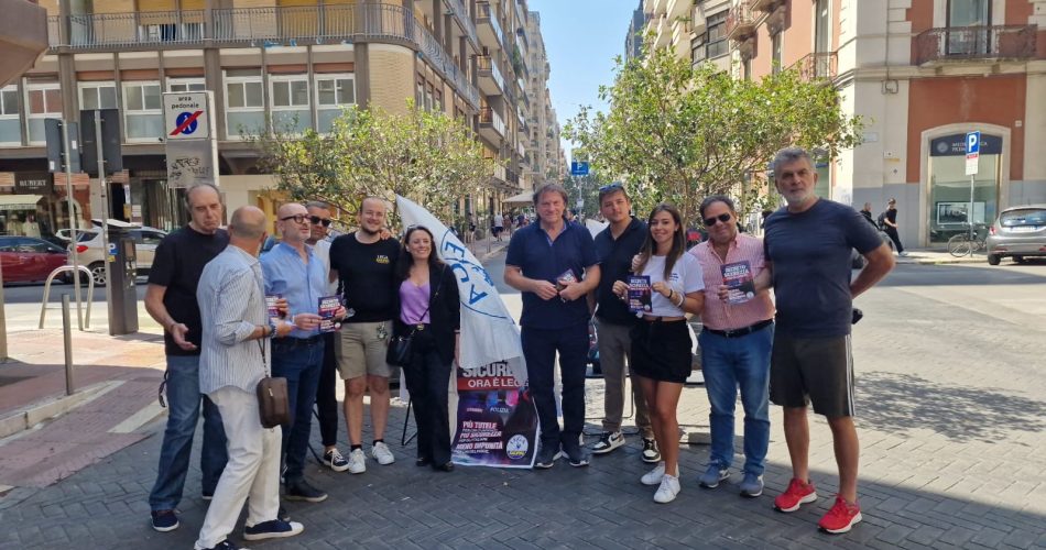 Ordine pubblico e nuove misure, gazebo della Lega a Bari ordine pubblico e nuove misure, gazebo della lega a bari immagine