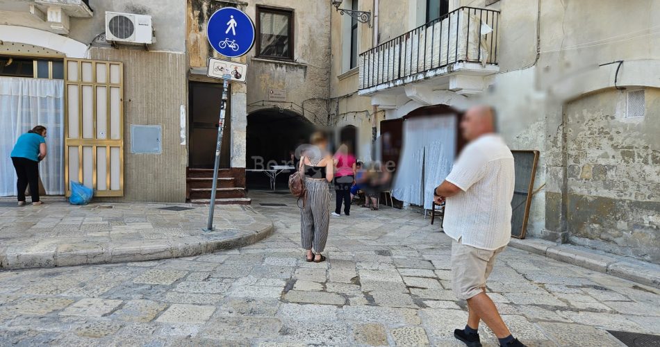 tensione nel borgo antico: i consiglieri della lega alzano la voce immagine