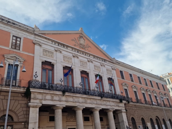 il palazzo del comune di bari è decadente, serve più decoro. e via gli striscioni non istituzionali»: la lega scrive a leccese immagine