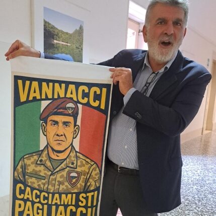 Effetto Vannacci al Comune di Bari: in attesa del passaggio a Futuro Nazionale, ecco il telo mare con l'immagine del generale Vannacci Telo
