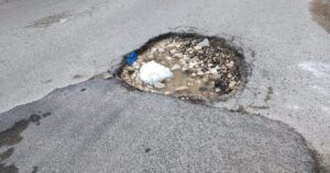 Bari: pioggia di soldi per strade, giardini e marciapiedi, eppure c'è chi protesta buche strade bari